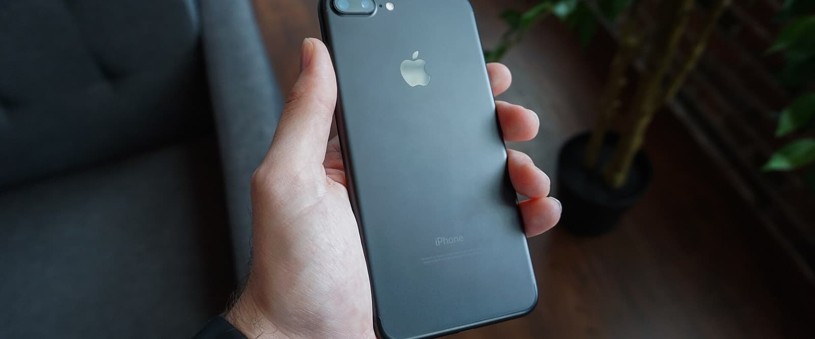 Hand hält ein Smartphone